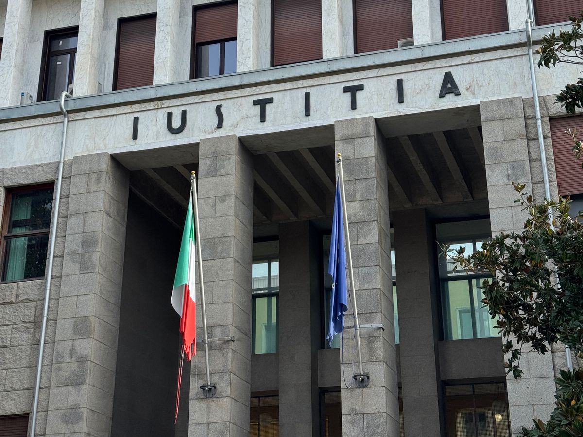 Ingresso del Tribunale con la scritta IUSTITIA e le bandiere italiana ed europea, foto di Matteo Montagnani
